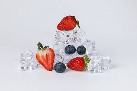 草莓蓝浆果在白色背景上读取黑色冰块图片