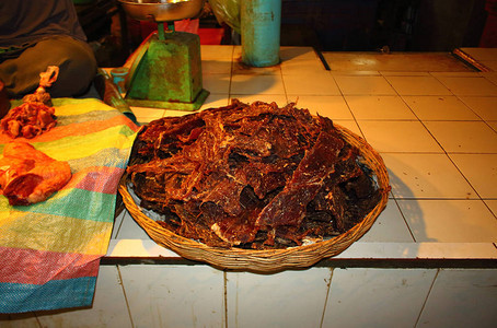 竹盘上的切片辣肉干在柬埔寨街头夜市出售自制五香肉干亚洲的真实生活图片