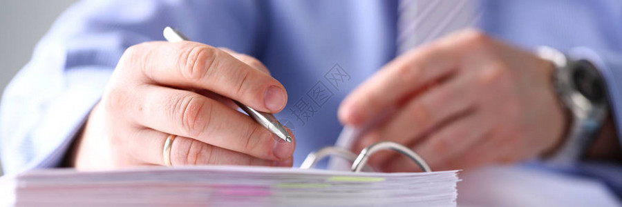 职员手臂填写并签署重要表格图片