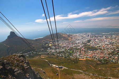 表山是俯视南非开普敦市的一个里程碑式的图片