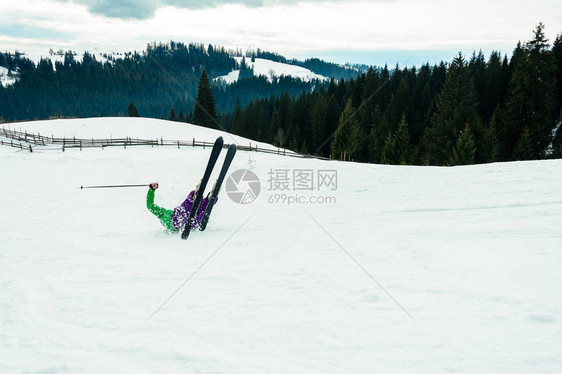 一名男子高速滑雪在喀尔巴阡山脉滑雪胜地的山区跌倒受伤冬季运动概念喀尔巴阡山脉B图片