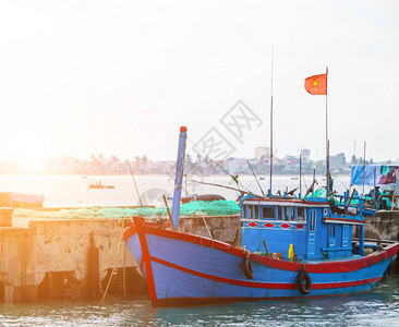 越南岘港市镇港口的渔人独木舟复合篮船垃图片