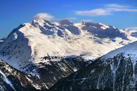 冬天的山风景与蓝天图片