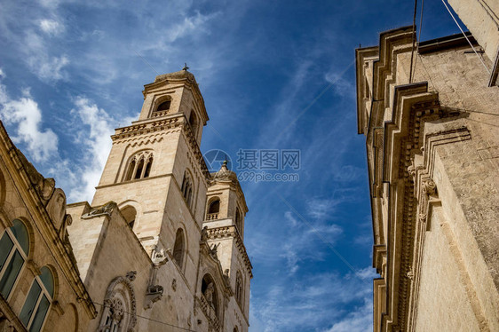 圣玛丽亚Assunta大教堂的侧街景观及其外墙和海拔在风景夏日与蓝天和蓬松的白云意大利图片