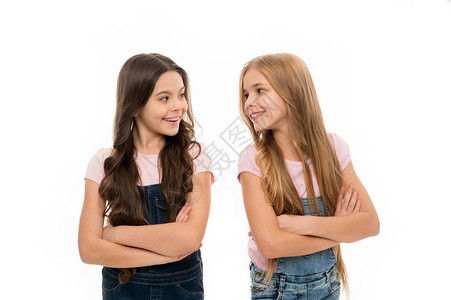 姐妹情谊的目标姐妹小孩子孤立的白色背景姐妹关系姐妹情谊和问题女孩自信的姐妹姐妹会支持或竞图片
