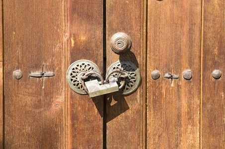两个旧的圆门把手和木制门的新锁保图片