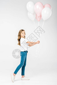 怀着白色背景的节日白气球和粉红气球的背景图片