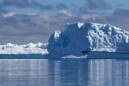 乘坐科学船沿着南极洲旅行研究冰海洋生物和全球变暖各种形式背景图片