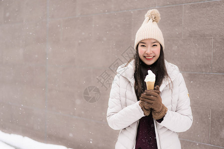 日本北海道冬季雪上冰淇淋图片