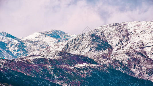 Kanchenjunga山顶有分散的厚云图片