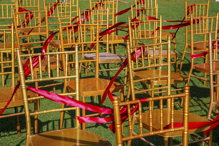 婚礼用玫瑰装饰的椅子在婚礼椅子上装图片