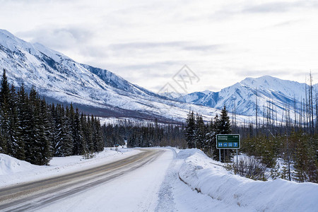 Highway在前往Kootenay公园的途中签字高清图片