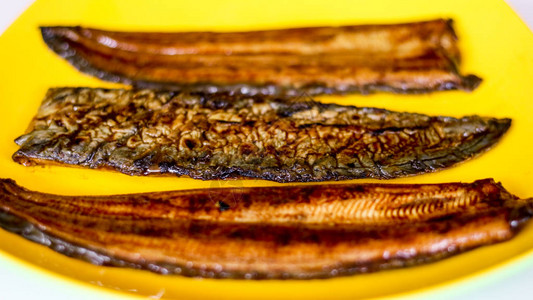 白底黄盘上的鳗鱼或鳗鱼准备做饭图片