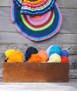 织着多彩条纹的垫子和鲜亮的羊毛球图片