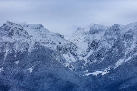 冬季的山地景观布塞吉山图片