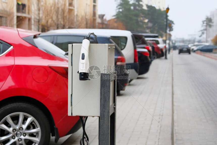 安装在住宅小区停车场的电动汽车充电站生态友图片