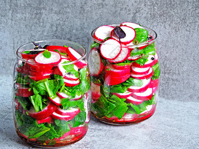 罐子里的沙拉萝卜菠菜健身沙拉含有纤维的食物图片