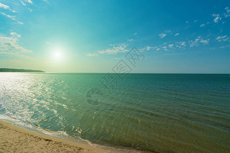 海边的夏日荒沙滩与天图片