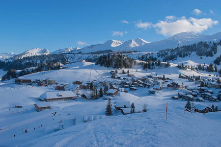 降雪后的瑞士山峰可欣赏斯托全景图片