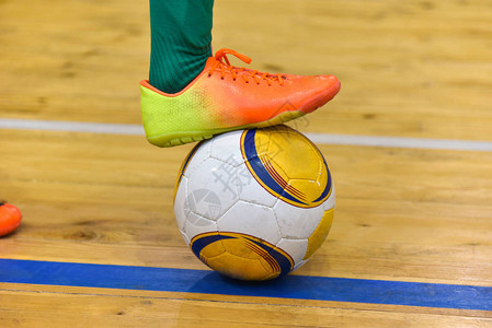 足球运动员的脚在球场小足球赛中从侧边图片