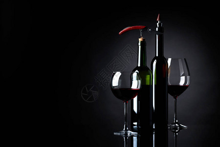 玻璃杯和瓶子红葡萄酒图片