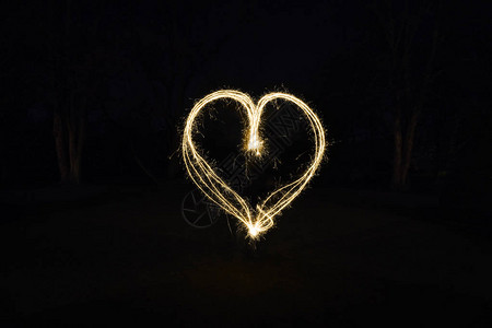 以夜幕外的火花来塑造明光画爱情图片