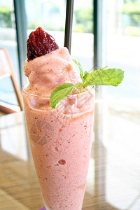 美味的草莓冰沙配叶图片