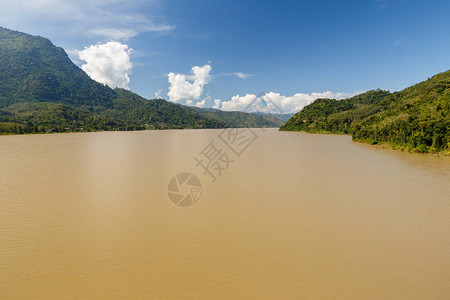 亚布力西尼亚布利省和老挝LuangPrabang省边界的Me背景