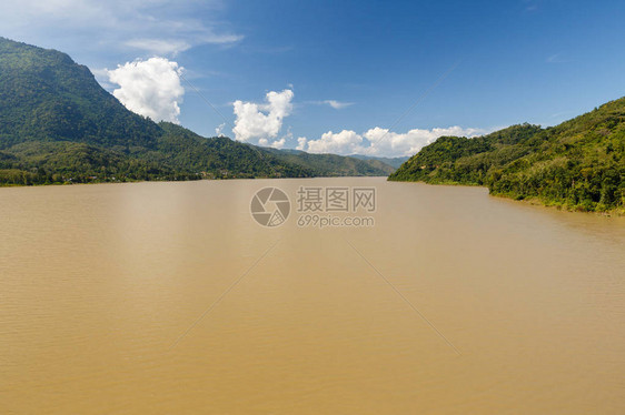 西尼亚布利省和老挝LuangPrabang省边界的Me图片