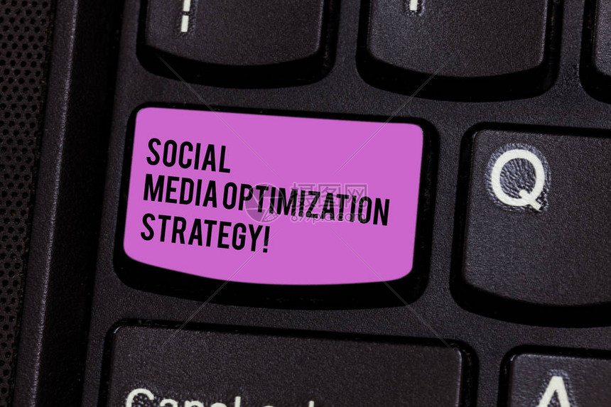 显示社交媒体优化策略的书写笔记展示SEO广告营销策略的商业照片键盘意图创建计算机消