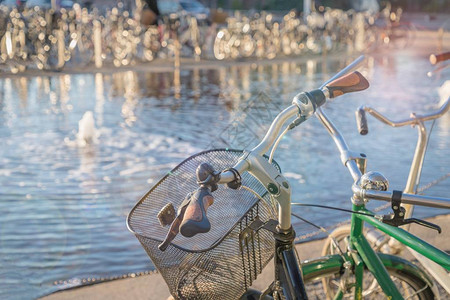 阳光清晨旧式自行车在水边图片