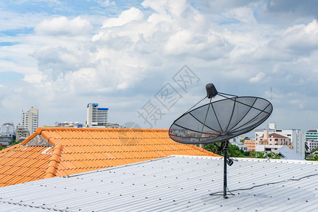 数字电视卫星接收器在屋顶端天图片