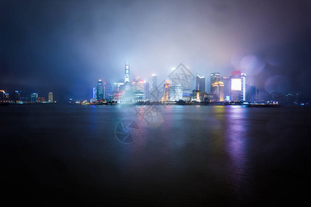 晚上在海中华广浦河和雨中的bund图片