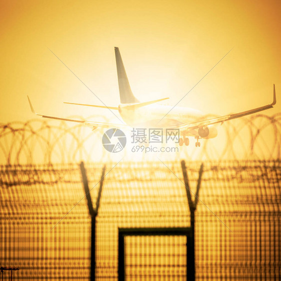 飞机降落深圳机场图片