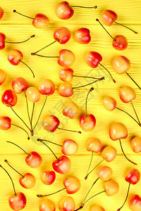 黄色和红樱桃背景图片