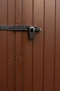 在户外挂铁锁的褐色门漆成棕色图片
