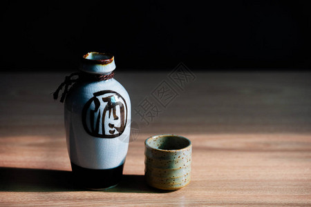 桌上的日本清酒东方饮料风格图片