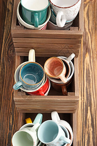带陶瓷茶杯的木箱图片
