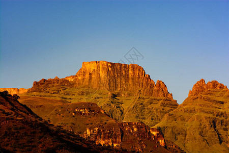 南非Drakensberg的Monks图片