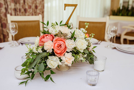 资料准备在婚礼桌上为客人准备的时尚时尚的温柔花束餐厅宴会桌上的餐背景