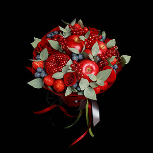 黑色背景的草莓石榴苹果蓝莓和玫瑰等美丽明亮图片