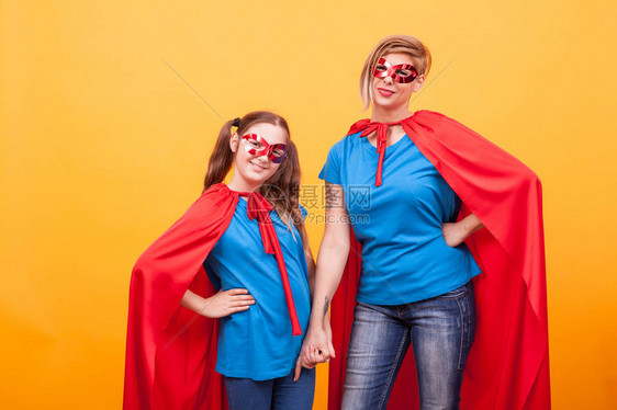 小女孩和妈穿得像超级英雄图片