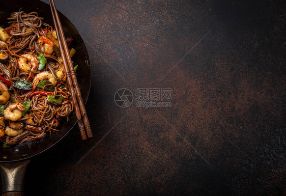 小豆炒面虾鱼古老的粗锅蔬菜以混凝土背景闭上顶端观光为服务传统亚洲菜泰图片