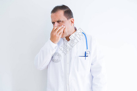 医用耗材中年医生男子戴着听诊器和白色背景的医用外套背景