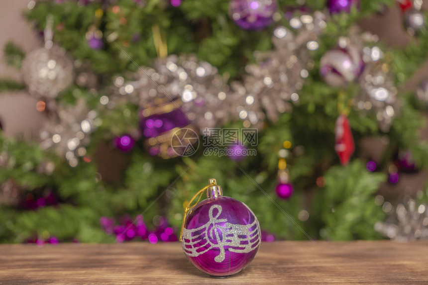 圣诞树的紫色装饰图片