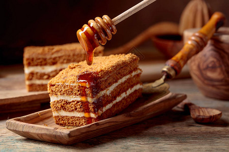 层蜂蜜蛋糕和奶油在图片