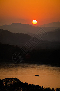 从老挝LuangPrabang旅游点的佛教山PhouSi寺取来惊人的黄金日落图片