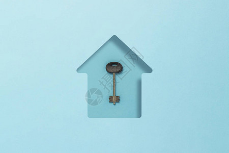 蓝纸板切割房屋和钥匙的形状购买住房抵押贷款家庭信贷规划迁居等概念平图片