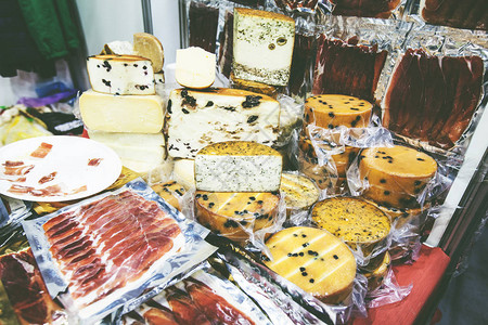 供农民粮食市场销售的美味手工制传统奶酪和火图片