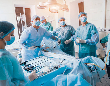 使用腹腔镜设备进行妇科手术操作的过程背景图片